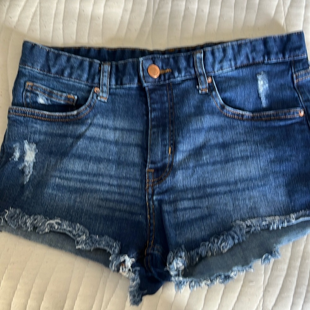 Distressed denim short. Dark blue